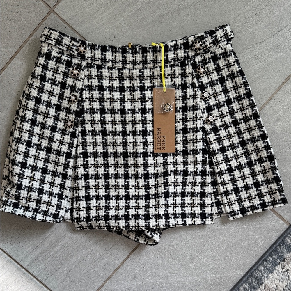 BLACK & WHITE TWEED BUTTON SKORT